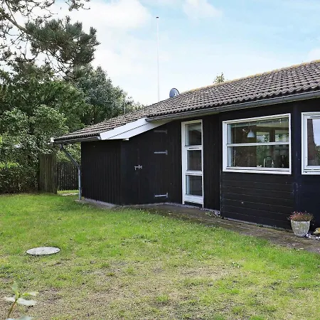 Vakantiehuis Three-bedroom Holiday In 1
