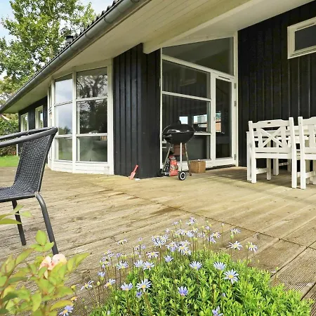 Three-bedroom Holiday In 1