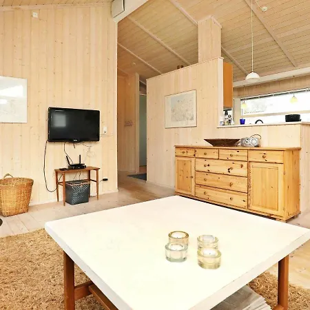 Dom wakacyjny Three-bedroom Holiday In 1