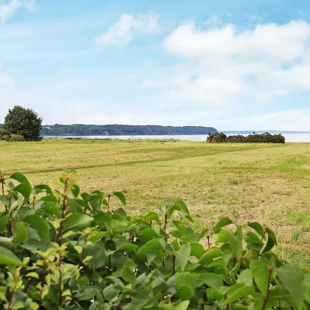 Three-bedroom Holiday In 1